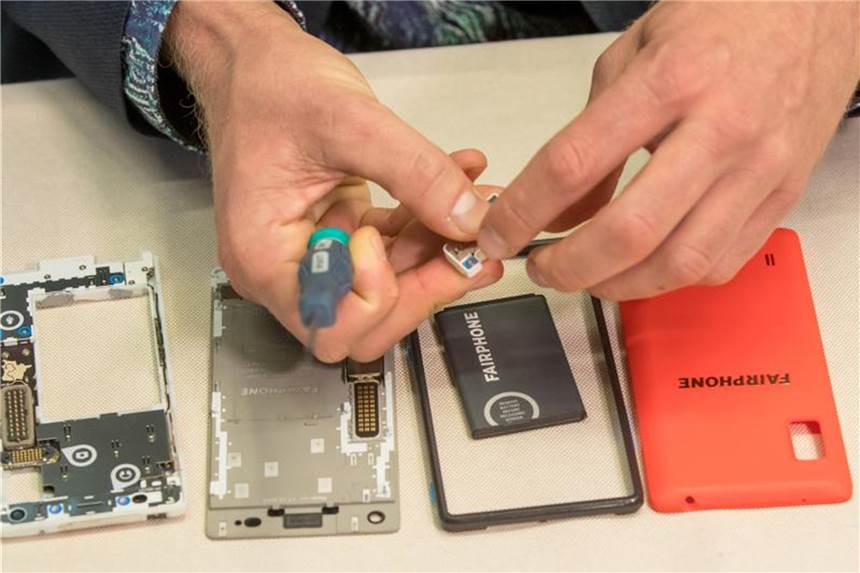 Fairphone sammelt 2,5 Millionen Euro durch Crowdfunding Das Fairphone ist leicht zerlegbar, Komponenten können ausgetauscht oder repariert werden. Foto: Daniel Karmann