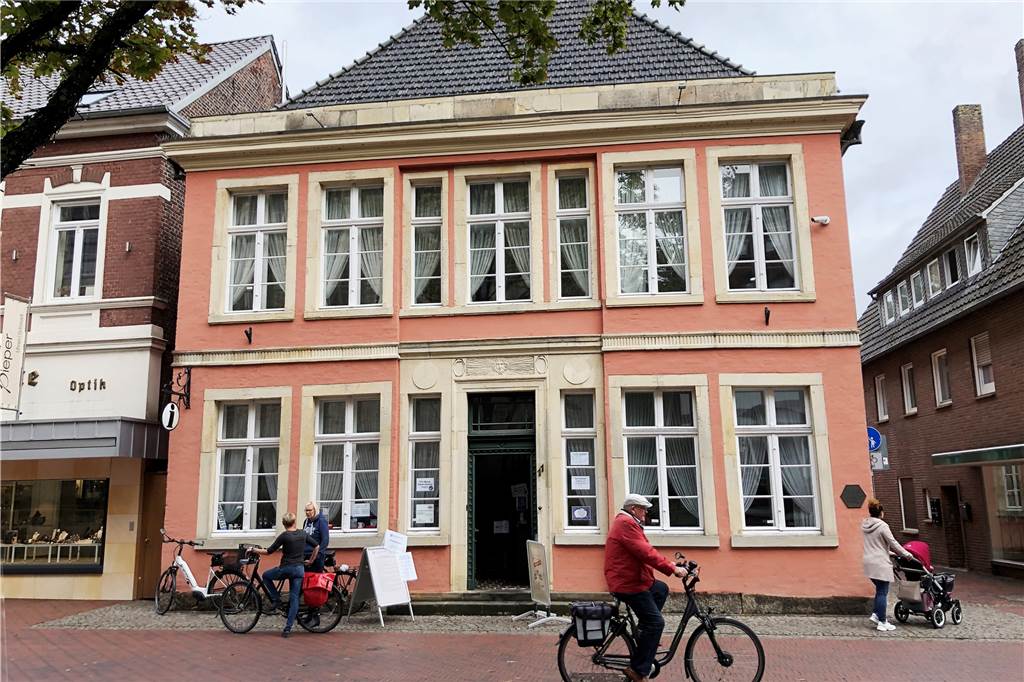 Rollstuhlfahrer und Kinderwagen können jetzt ins Haus Hakenfort rollen Das fast 200 Jahre alte Haus Hakenfort ist das älteste Bürgerhaus in Stadtlohn. Jetzt ist es über den rückwärtigen Bereich auch barrierefrei zugänglich.