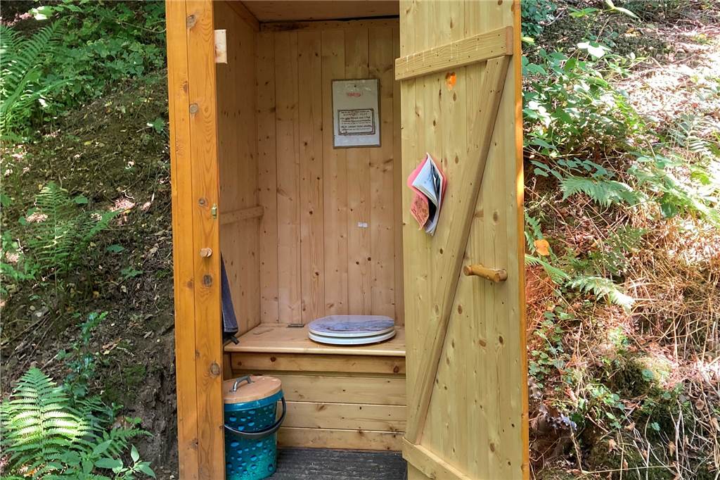 Ulrike und Otto Szillat und ihr Traum vom (fast) autarken Haus Im Garten steht eine einfach Kompost-Toilette.