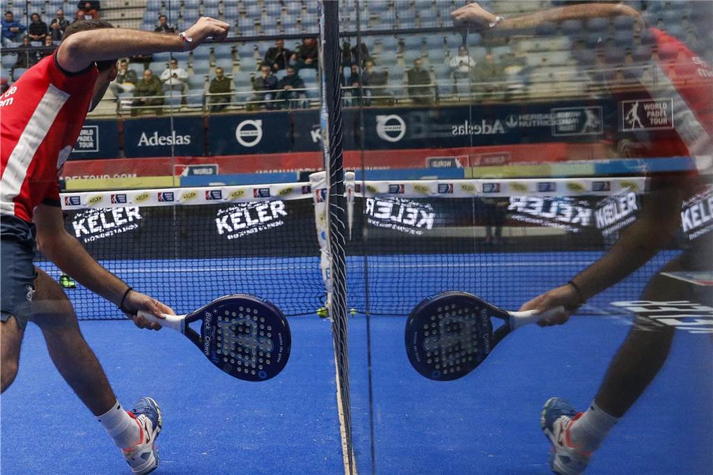 Das Feld ist beim Padel-Tennis von Wänden oder Plexiglas-Scheiben begrenzt.