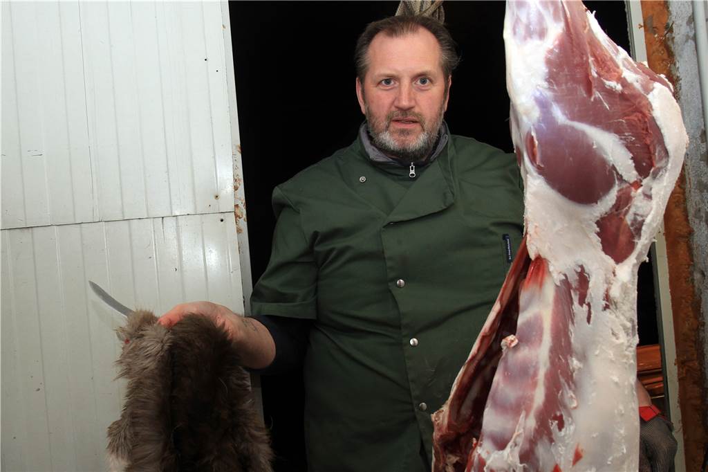 Vom Jagen, Schlachten und Zerlegen - unterwegs mit Jäger und Metzger Markus Schmidt Das Fell ist ab. Markus Schmidt schmeißt es weg: "Man könnte es gerben, es sind aber einfach zu viele Felle auf dem Markt, das lohnt sich nicht."