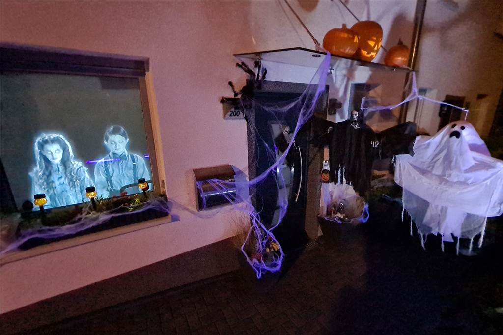 Halloween-Haus fasziniert Gruselfans: Der Macher verrät seine Tricks Das Fenster der Untoten: Die "Geistererscheinungen" auf der Fensterscheibe geraten plötzlich in Bewegung.