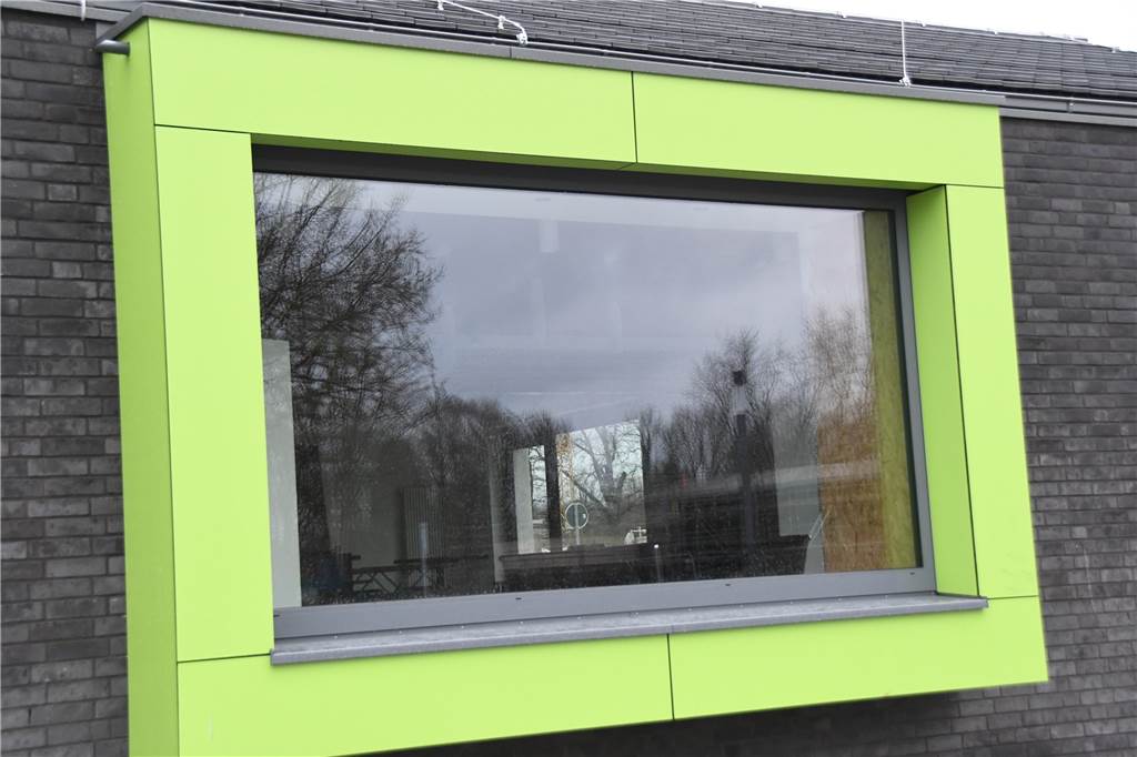 Das Fenster nach Westen hat einen markanten Rahmen.