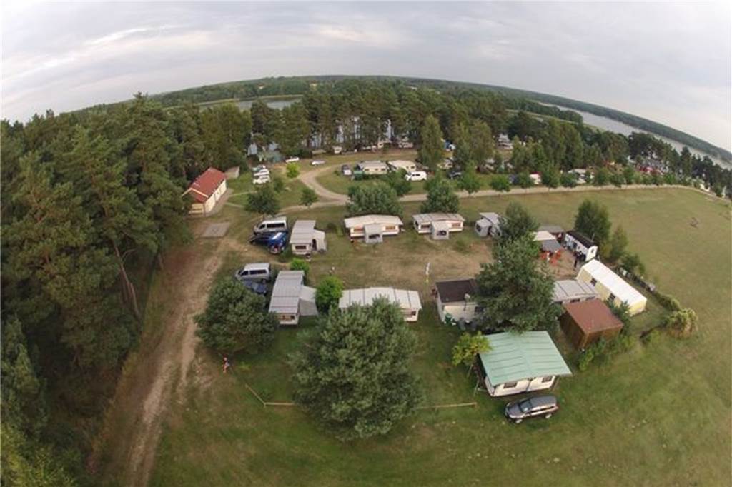 Ohne neue Mitarbeiter geht das beliebte Ferien-Camp Canow baden Das Feriencamp Canow in der Nähe von Rheinsberg aus der Luft gesehen.
