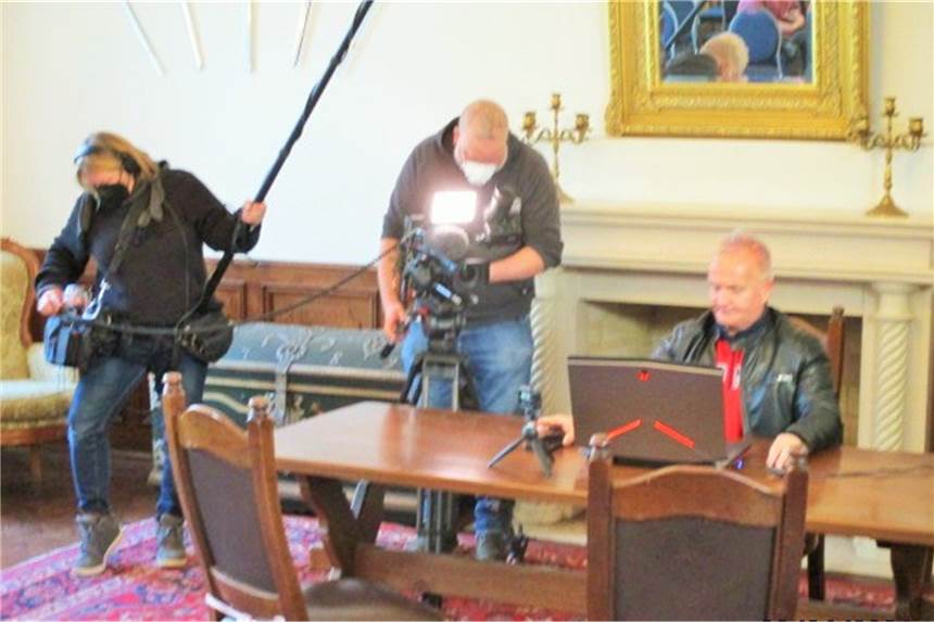 Dreharbeiten auf Schloss Bladenhorst: Mystische Sage und was dahinter steckt Das Fernsehteam bei Dreharbeiten im Rittersaal.