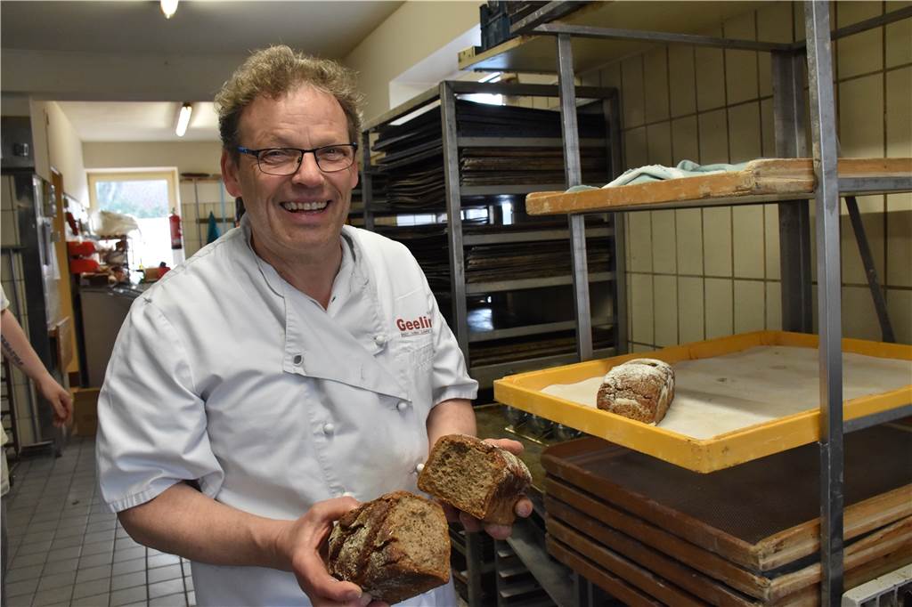 Mit Video: Biodiversität und Unabhängigkeit – Vredener Bäckerei geht neue Wege beim Mehl Das fertige Aechterhook-Brot – einmal mit und einmal ohne Hefe.