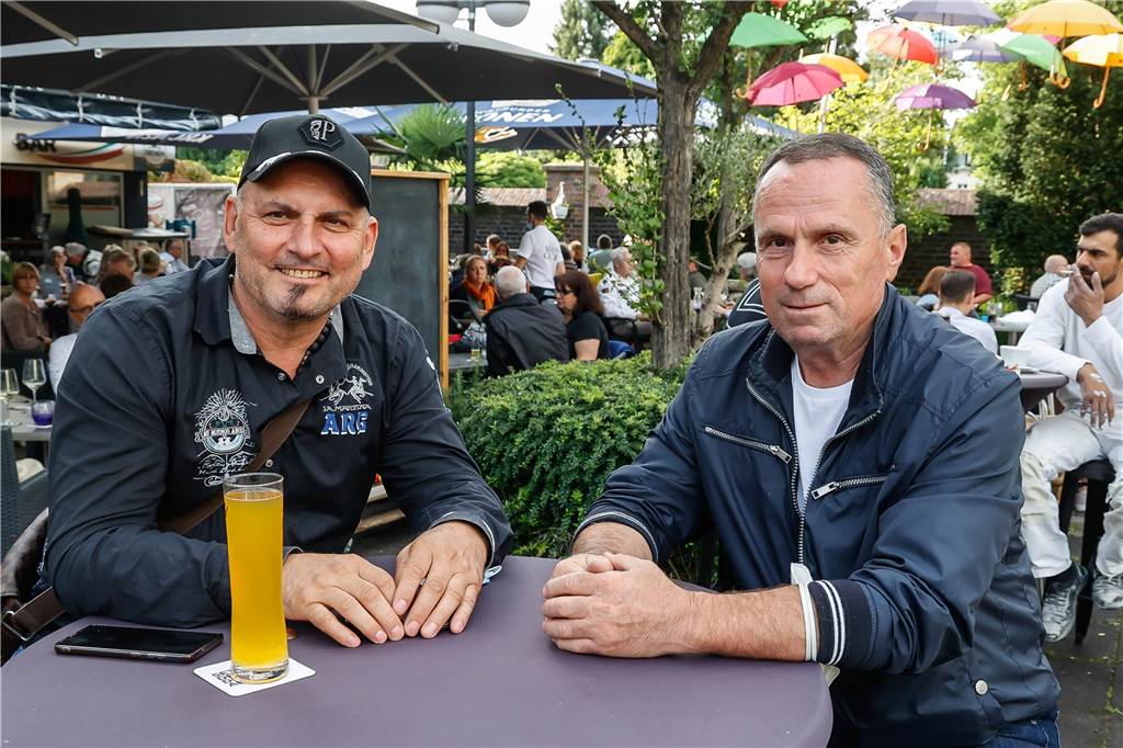 Hombrucher Marktplatz wird noch einmal zur Weinstube für alle Das Fest hat nicht nur Wein zu bieten - auch für Bierfans ist etwas dabei.