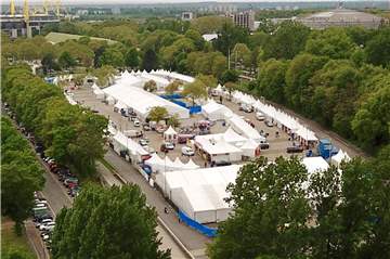 Das Festival-Gelände auf dem Parkplatz E1 am Remydamm in Dortmund. Hier findet 2019 bis zum 2. Juni das Festi Ramazan statt.