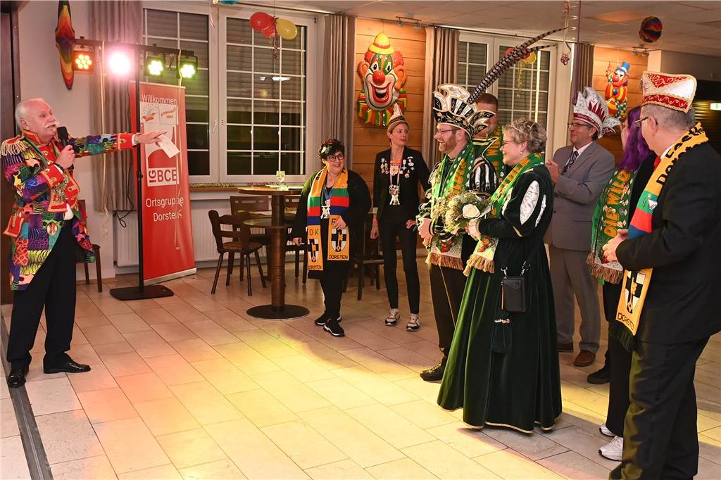 Das Festkomitee des Dorstener Karnevals feierte am Samstagabend ausgelassen und mit tollem Programm den „Kappenball“ in der Holsterhausener Gaststätte Adolf.
