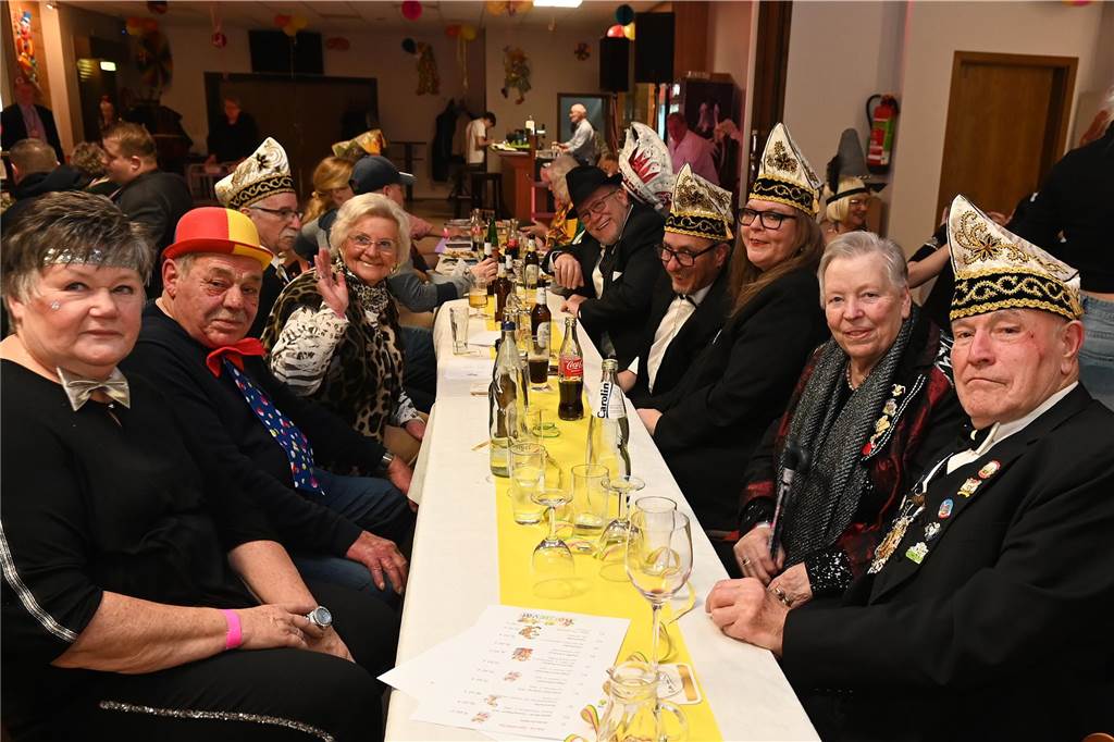 Das Festkomitee des Dorstener Karnevals feierte am Samstagabend ausgelassen und mit tollem Programm den „Kappenball“ in der Holsterhausener Gaststätte Adolf.