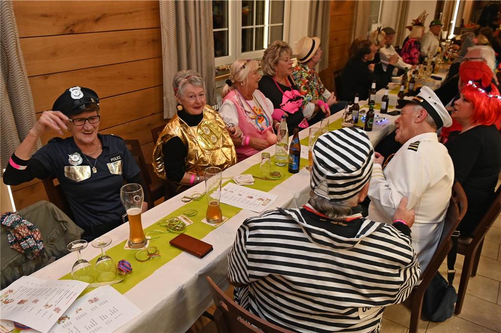 Das Festkomitee des Dorstener Karnevals feierte am Samstagabend ausgelassen und mit tollem Programm den „Kappenball“ in der Holsterhausener Gaststätte Adolf.