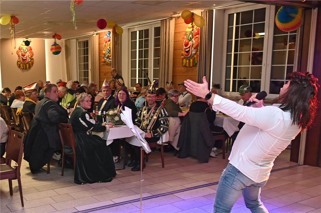 Das Festkomitee des Dorstener Karnevals feierte am Samstagabend ausgelassen und mit tollem Programm den „Kappenball“ in der Holsterhausener Gaststätte Adolf.