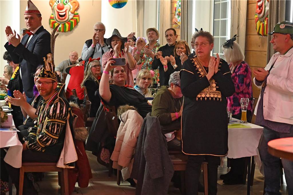 Das Festkomitee des Dorstener Karnevals feierte am Samstagabend ausgelassen und mit tollem Programm den „Kappenball“ in der Holsterhausener Gaststätte Adolf.