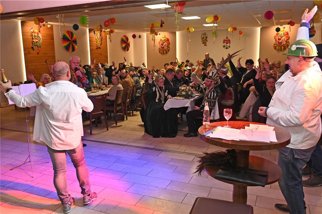 Das Festkomitee des Dorstener Karnevals feierte am Samstagabend ausgelassen und mit tollem Programm den „Kappenball“ in der Holsterhausener Gaststätte Adolf.