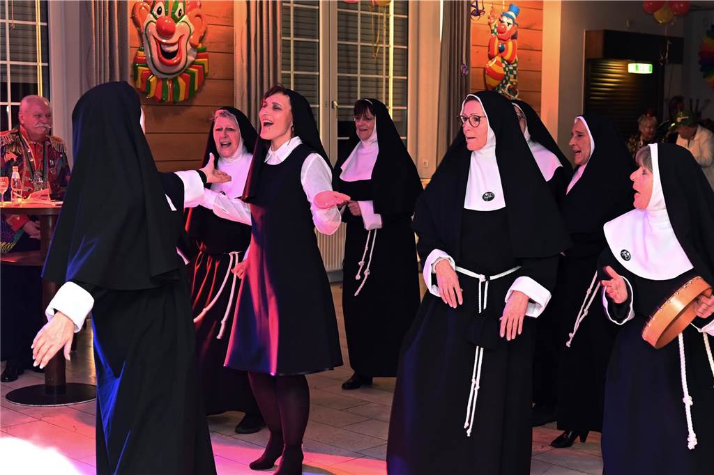 Das Festkomitee des Dorstener Karnevals feierte am Samstagabend ausgelassen und mit tollem Programm den „Kappenball“ in der Holsterhausener Gaststätte Adolf.