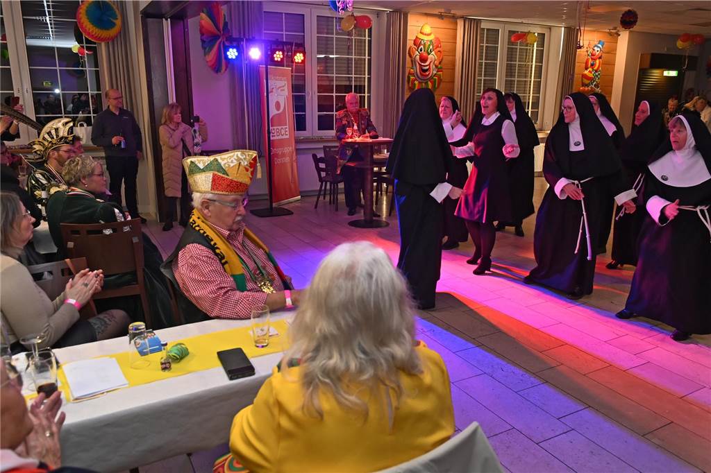 Das Festkomitee des Dorstener Karnevals feierte am Samstagabend ausgelassen und mit tollem Programm den „Kappenball“ in der Holsterhausener Gaststätte Adolf.