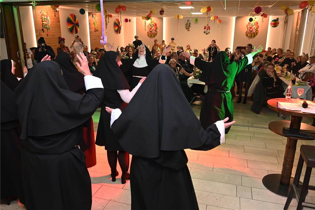 Das Festkomitee des Dorstener Karnevals feierte am Samstagabend ausgelassen und mit tollem Programm den „Kappenball“ in der Holsterhausener Gaststätte Adolf.