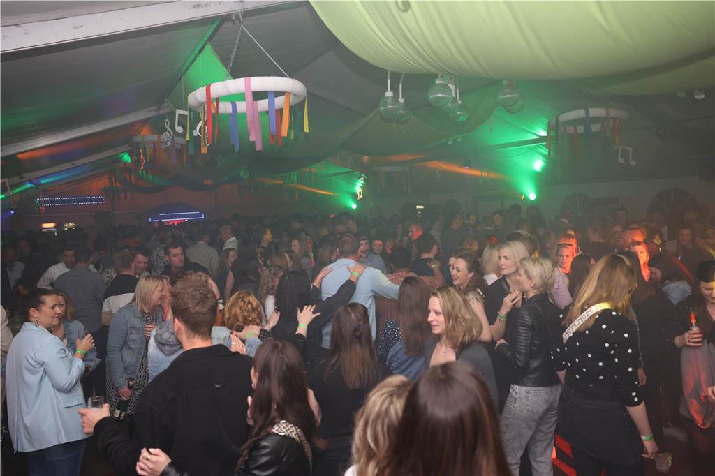 Das Festzelt zum Tanz in den Mai in Ascheberg war gut besucht. Die Stimmung war ausgelassen.