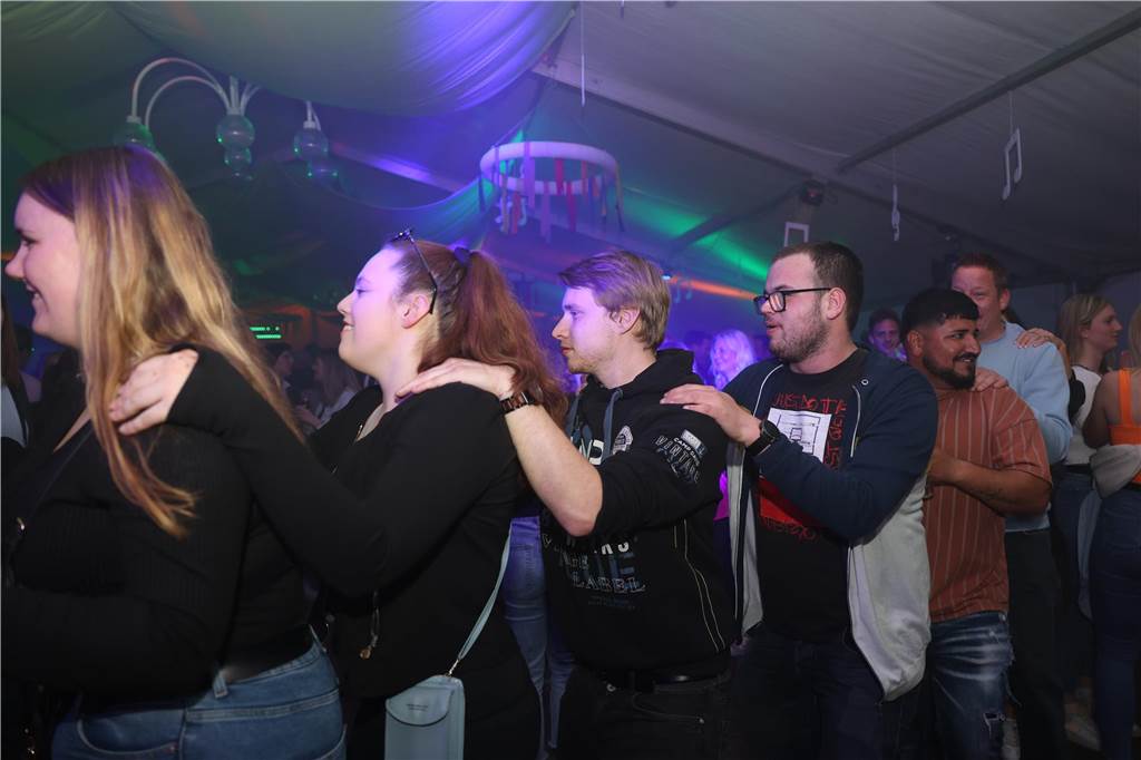 Das Festzelt zum Tanz in den Mai in Ascheberg war gut besucht. Die Stimmung war ausgelassen.