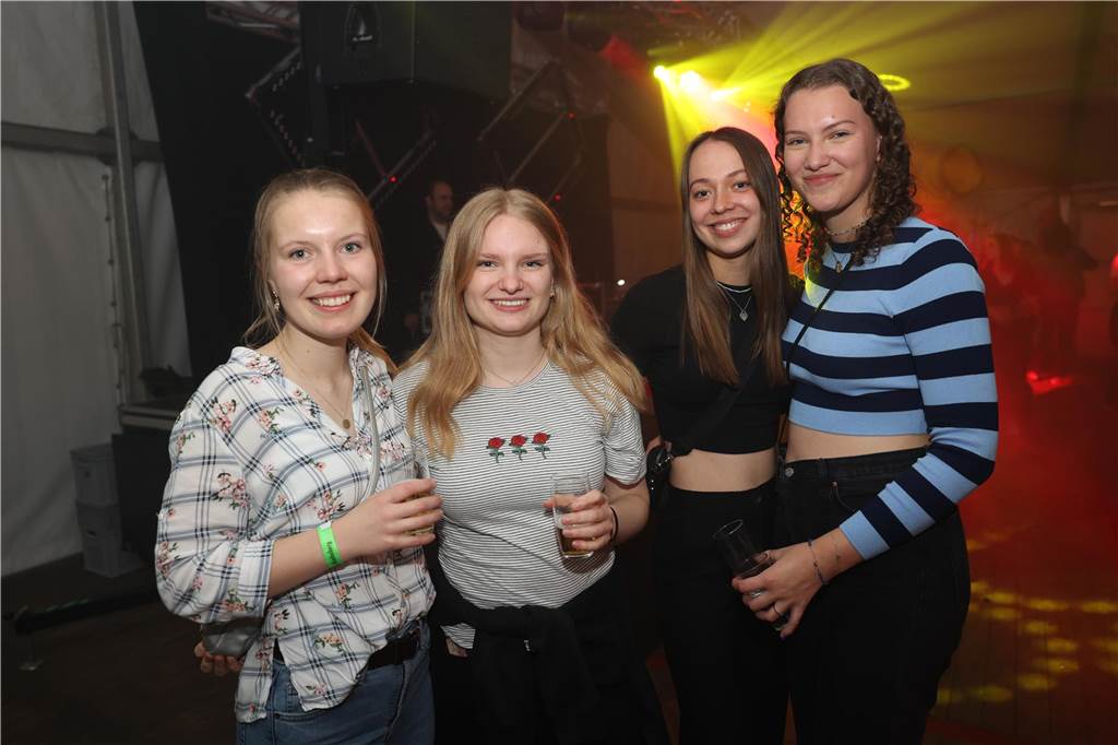 Das Festzelt zum Tanz in den Mai in Ascheberg war gut besucht. Die Stimmung war ausgelassen.