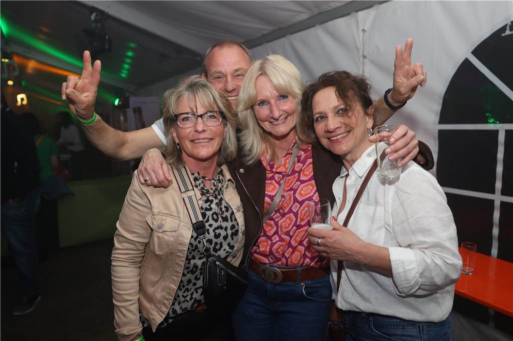 Das Festzelt zum Tanz in den Mai in Ascheberg war gut besucht. Die Stimmung war ausgelassen.