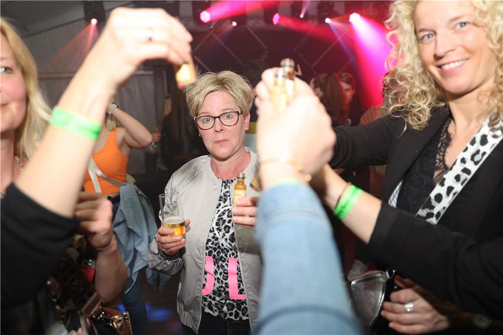 Das Festzelt zum Tanz in den Mai in Ascheberg war gut besucht. Die Stimmung war ausgelassen.