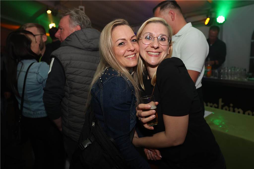 Das Festzelt zum Tanz in den Mai in Ascheberg war gut besucht. Die Stimmung war ausgelassen.