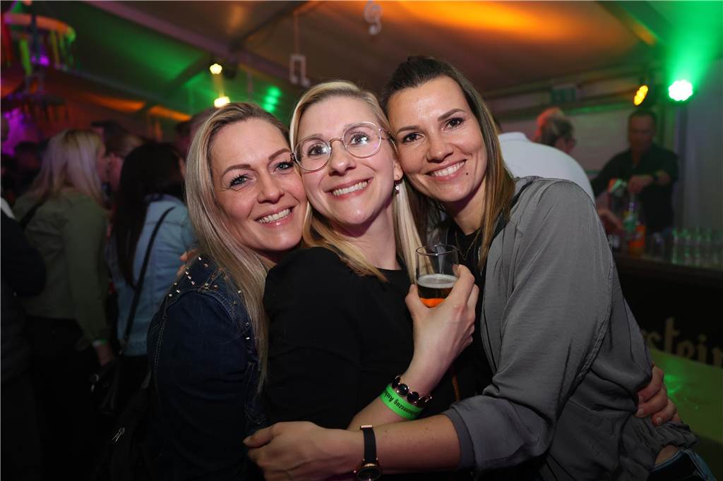 Das Festzelt zum Tanz in den Mai in Ascheberg war gut besucht. Die Stimmung war ausgelassen.