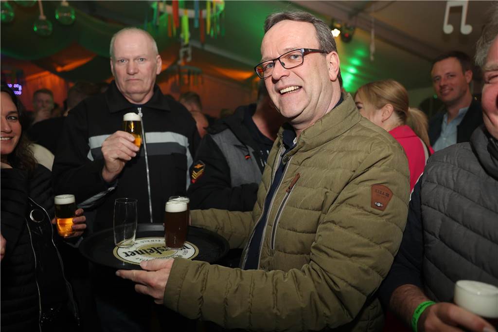 Das Festzelt zum Tanz in den Mai in Ascheberg war gut besucht. Die Stimmung war ausgelassen.