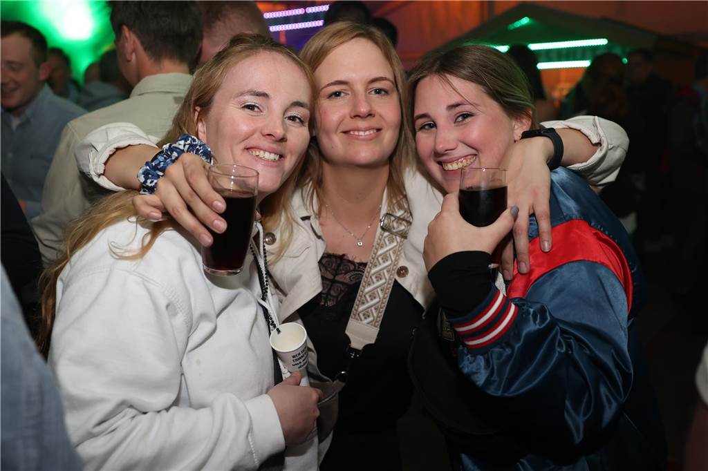 Das Festzelt zum Tanz in den Mai in Ascheberg war gut besucht. Die Stimmung war ausgelassen.
