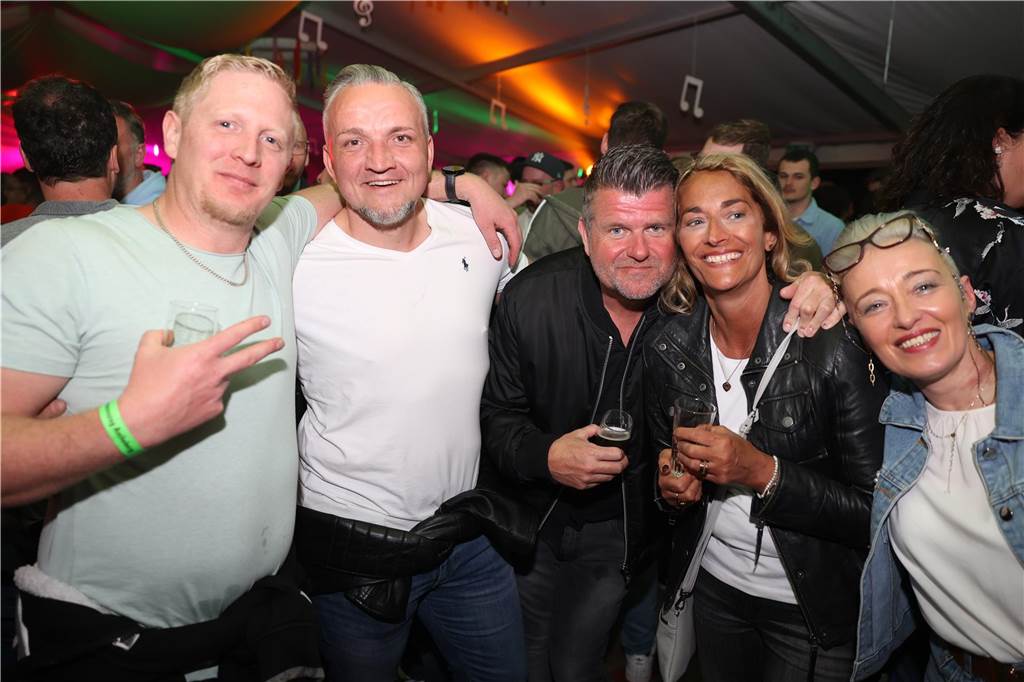 Das Festzelt zum Tanz in den Mai in Ascheberg war gut besucht. Die Stimmung war ausgelassen.