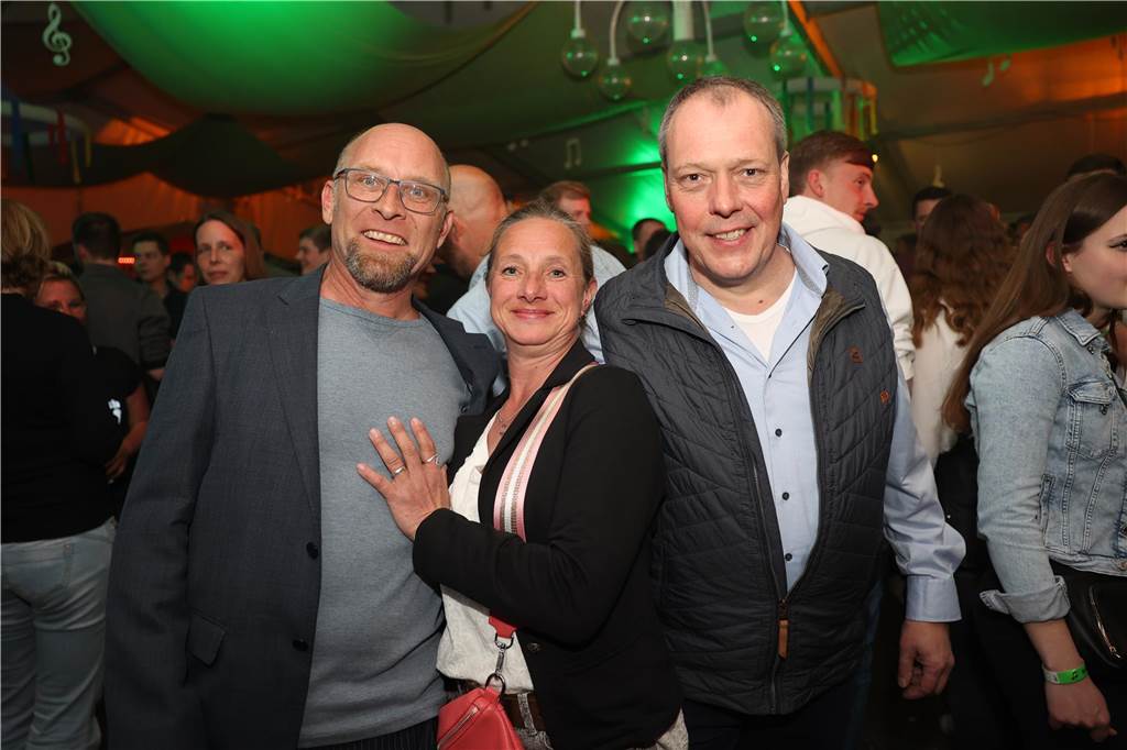 Das Festzelt zum Tanz in den Mai in Ascheberg war gut besucht. Die Stimmung war ausgelassen.