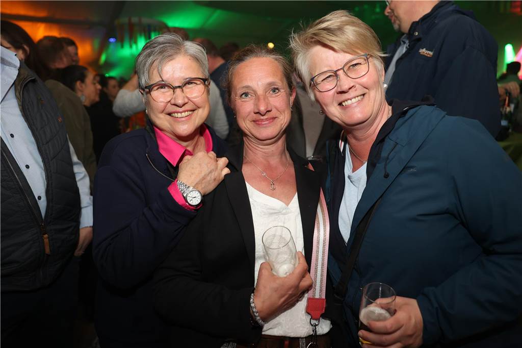 Das Festzelt zum Tanz in den Mai in Ascheberg war gut besucht. Die Stimmung war ausgelassen.