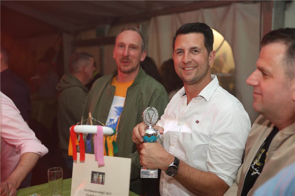 Das Festzelt zum Tanz in den Mai in Ascheberg war gut besucht. Die Stimmung war ausgelassen.