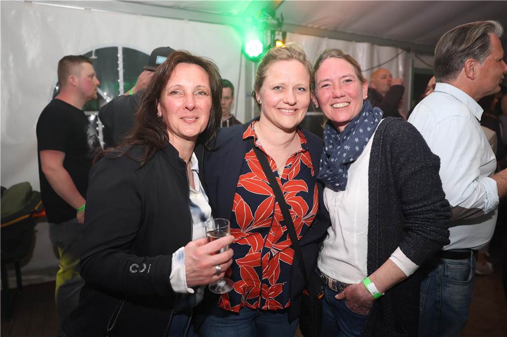 Das Festzelt zum Tanz in den Mai in Ascheberg war gut besucht. Die Stimmung war ausgelassen.