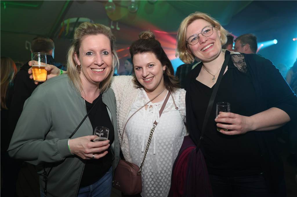 Das Festzelt zum Tanz in den Mai in Ascheberg war gut besucht. Die Stimmung war ausgelassen.