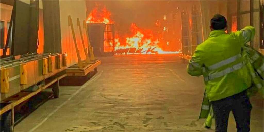 Eine Woche nach dem Brand fährt Schmitz Cargobull Produktion wieder hoch Das Feuer bei Schmitz Cargobull in Vreden war in der Nacht auf den 13. Oktober ausgebrochen. Der Schaden geht in die Millionen. Von den insgesamt gut 2200 Mitarbeitern, die dort beschäftigt sind, wurde zum Glück niemand verletzt. Eine Woche nach dem Brand kann die Produktion jetzt langsam wieder angefahren werden.