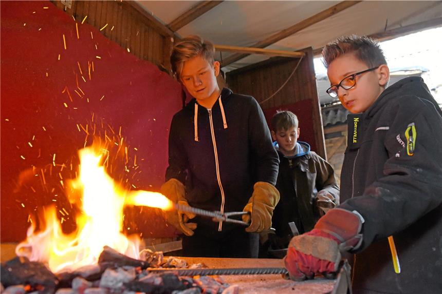 Wie Familien im Spieldorf Argeste Schmieden lernen Das Feuer brachte nicht nur das Eisen zum Leuchten, sondern auch die Augen der Teilnehmer.