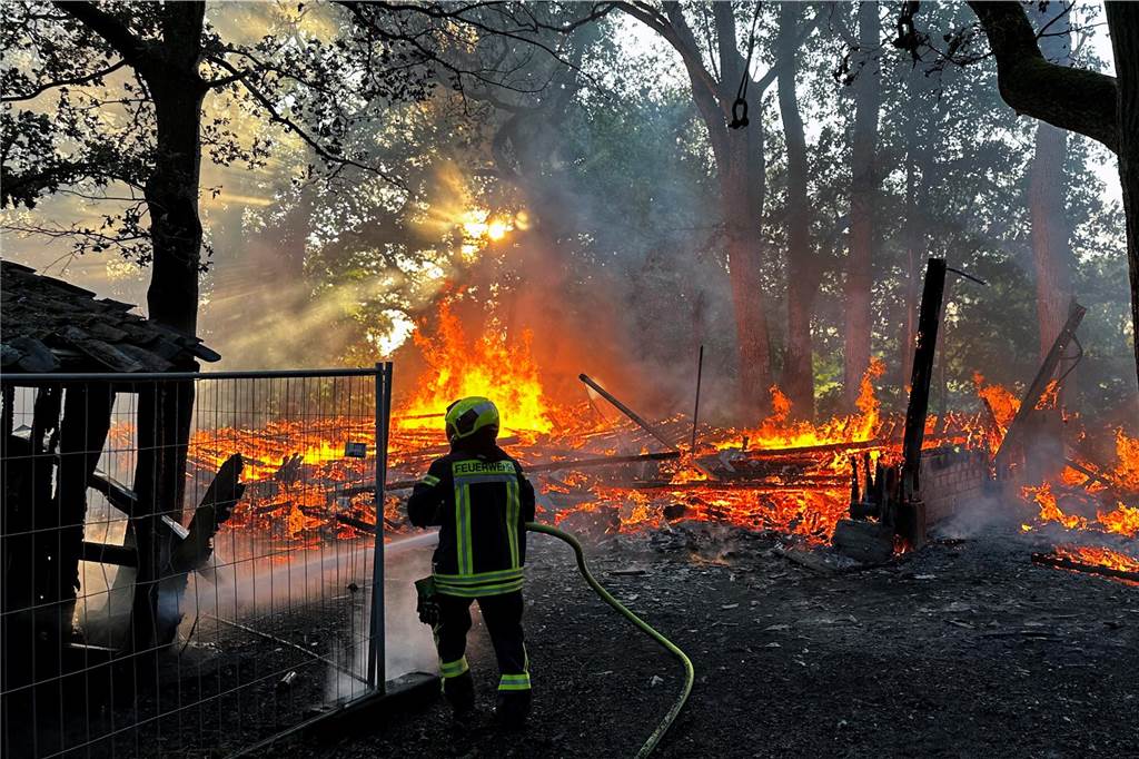 Das Feuer breitete sich schnell aus.