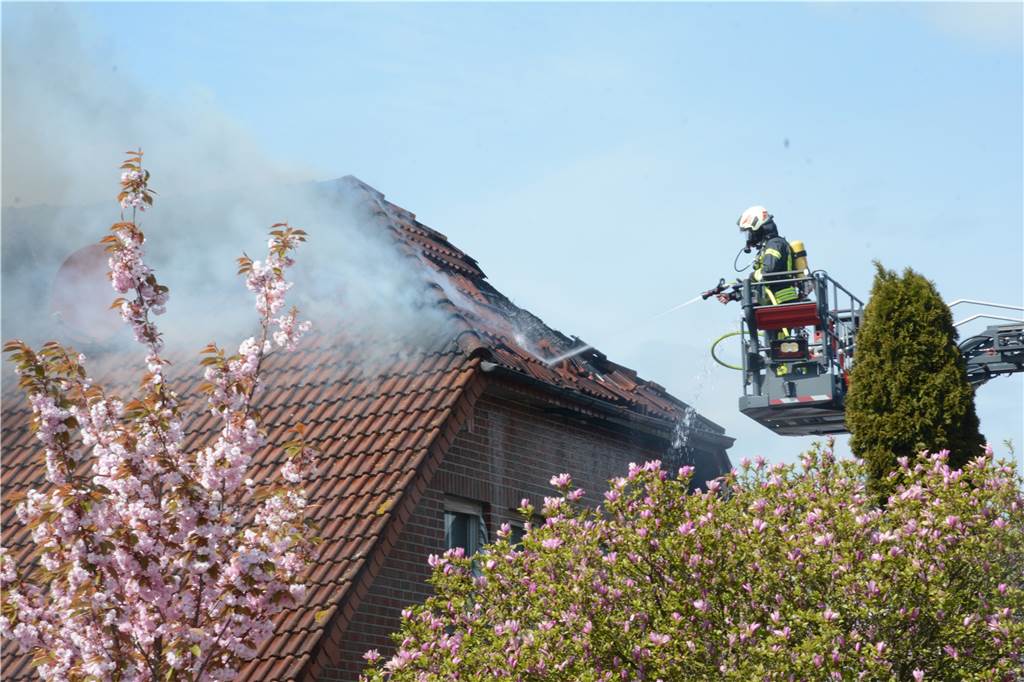 Das Feuer griff wegen des Winds und der Trockenheit schnell auf das Dach über.
