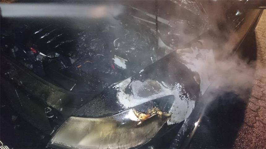 Geparktes Auto geht in Flammen auf Das Feuer hat den Motorraum des Skoda zerstört. Warum es zu dem Brand kam, muss ermittelt werden.