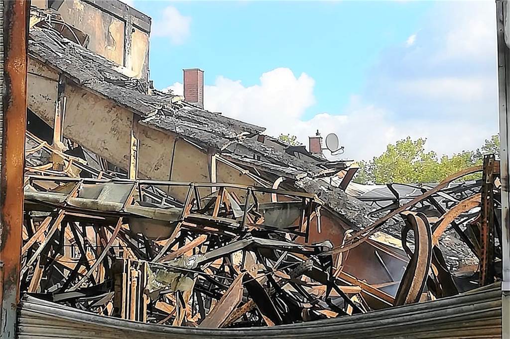 Lagerhalle in Flammen: „Ich hatte große Angst um unsere Wohnung“ Das Feuer hat einen immensen Schaden angerichtet. Laut Polizei liegt die Schadenshöhe vermutlich im siebenstelligen Bereich.