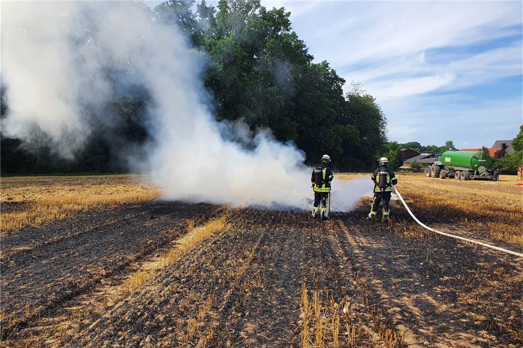 Das Feuer hatte auch auf das umliegende Feld und Strohballen übergegriffen.