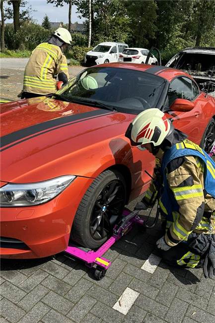 Fahrzeugbrand und Ölalarm: Zwei Einsätze für die Vredener Feuerwehr Zwei Feuerwehrleute bei einem beschädigten Auto