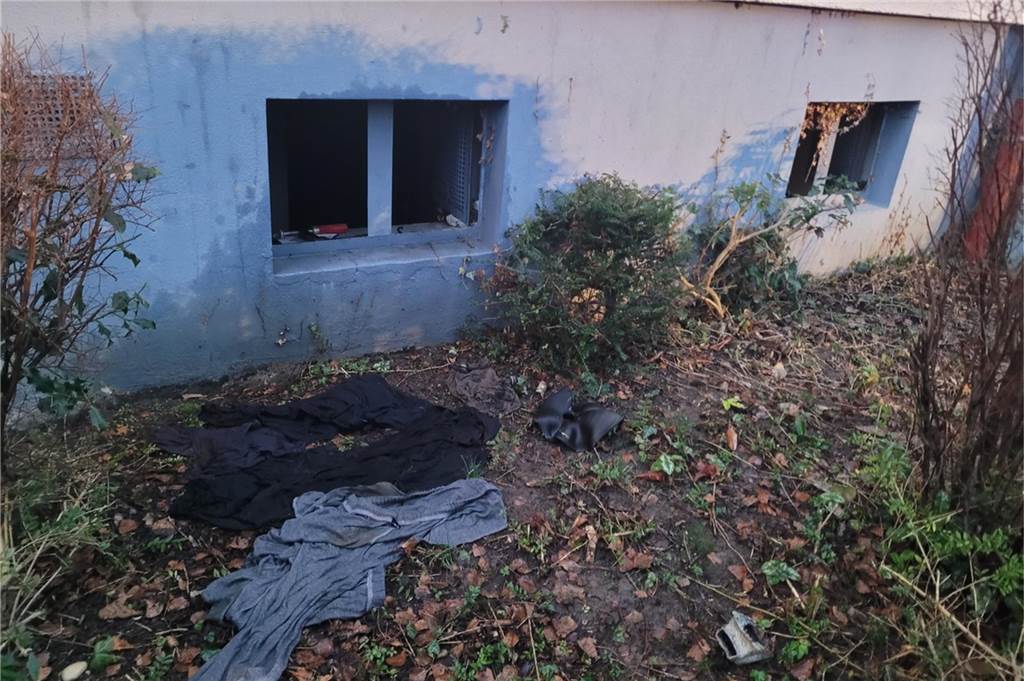 Keller in Wellinghofer Mehrfamilienhaus brannte: Tür aufgebrochen Hinter diesem Kellerfenster hat es gebrannt.