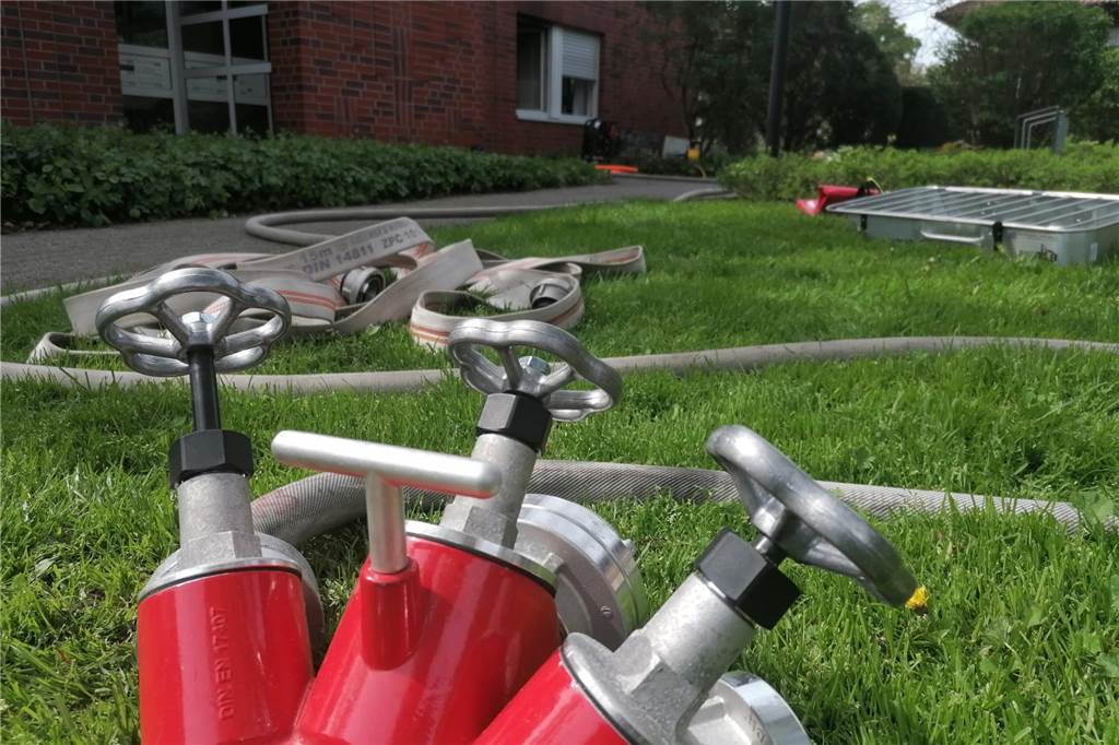 Küchenbrand in Seniorenwohnanlage löst Feuerwehreinsatz aus Schlüche der Feuerwehr