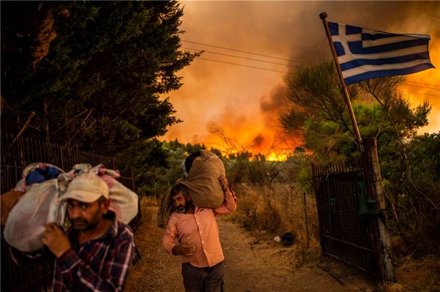 Feuer in Griechenland kurz vor Hauptstadt Athen Das Feuer nördlich von Athen ist am Abend erneut voll aufgeflammt.
