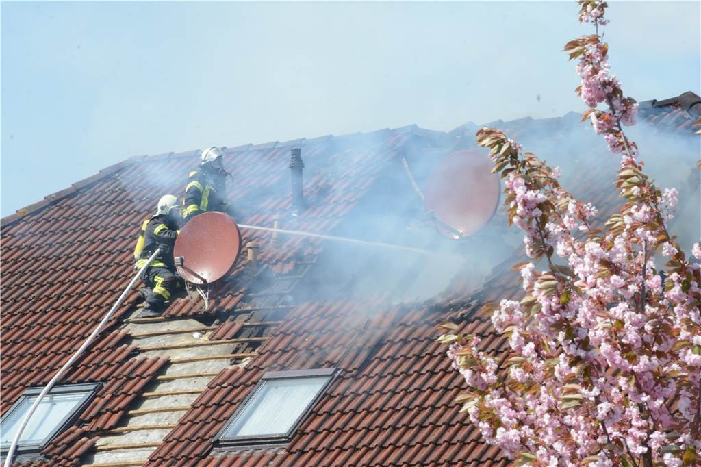 Das Feuer war auf den Dachstuhl übergegriffen.