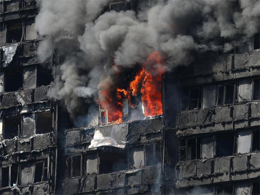 Zwölf Tote bei Feuerdrama in Londoner Hochhaus Das Feuer war in der Nacht ausgebrochen, am Morgen stand das Gebäude mit mehr als 20 Stockwerken noch lichterloh in Flammen. Foto: Jonathan Brady