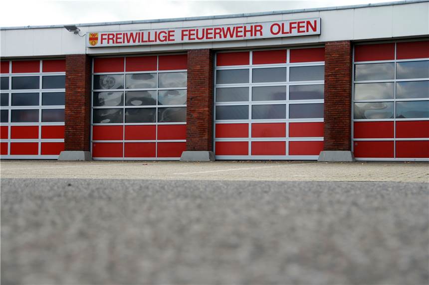 Neuer Standort für Rettungswache: Olfener bringt Feuerwehrgerätehaus ins Spiel Das Feuerwehr-Gerätehaus in Olfen ist 1966 erbaut und 1995 erweitert worden. Ein Olfener Bürger schlägt eine Aufstockung oder einen Anbau für den Rettungsdienst vor.